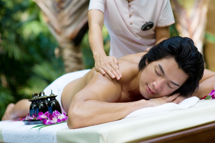 4 Ways to Wow Your Boyfriend with a Sensual Massage